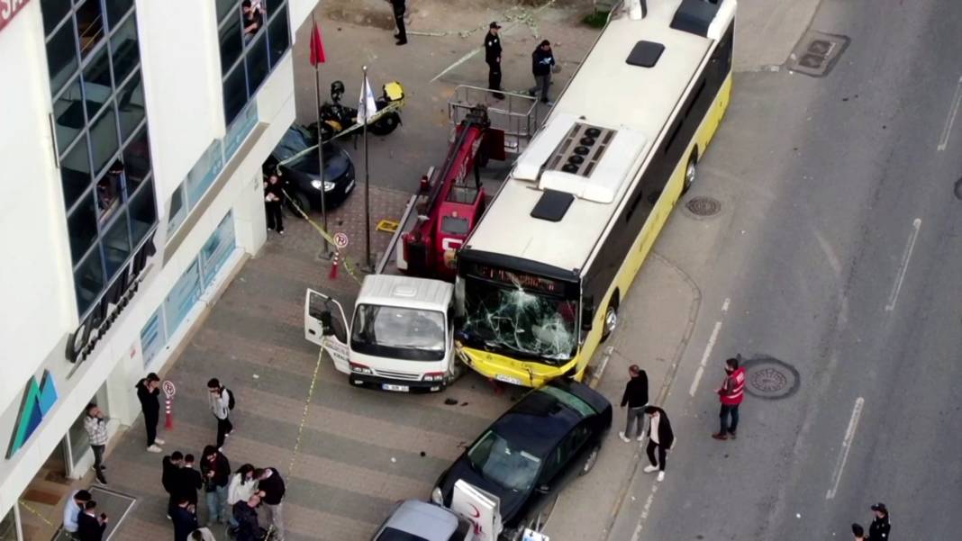 Motosikletliyle kavga eden otobüsün şoförü durağa daldı! 1 kişi öldü 4 kişi yaralı 7